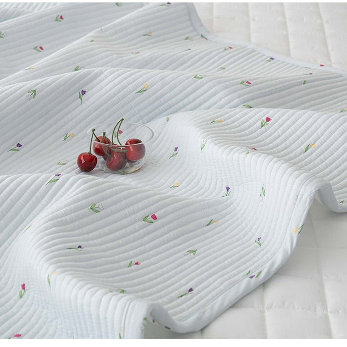 Tulip Modal 100% Quilt / 100% Modal Fabric Quilt / Tulip Floral Bedding / Soft Lightweight Comforter / Breathable Summer Blanket / Luxury Modern Quilt