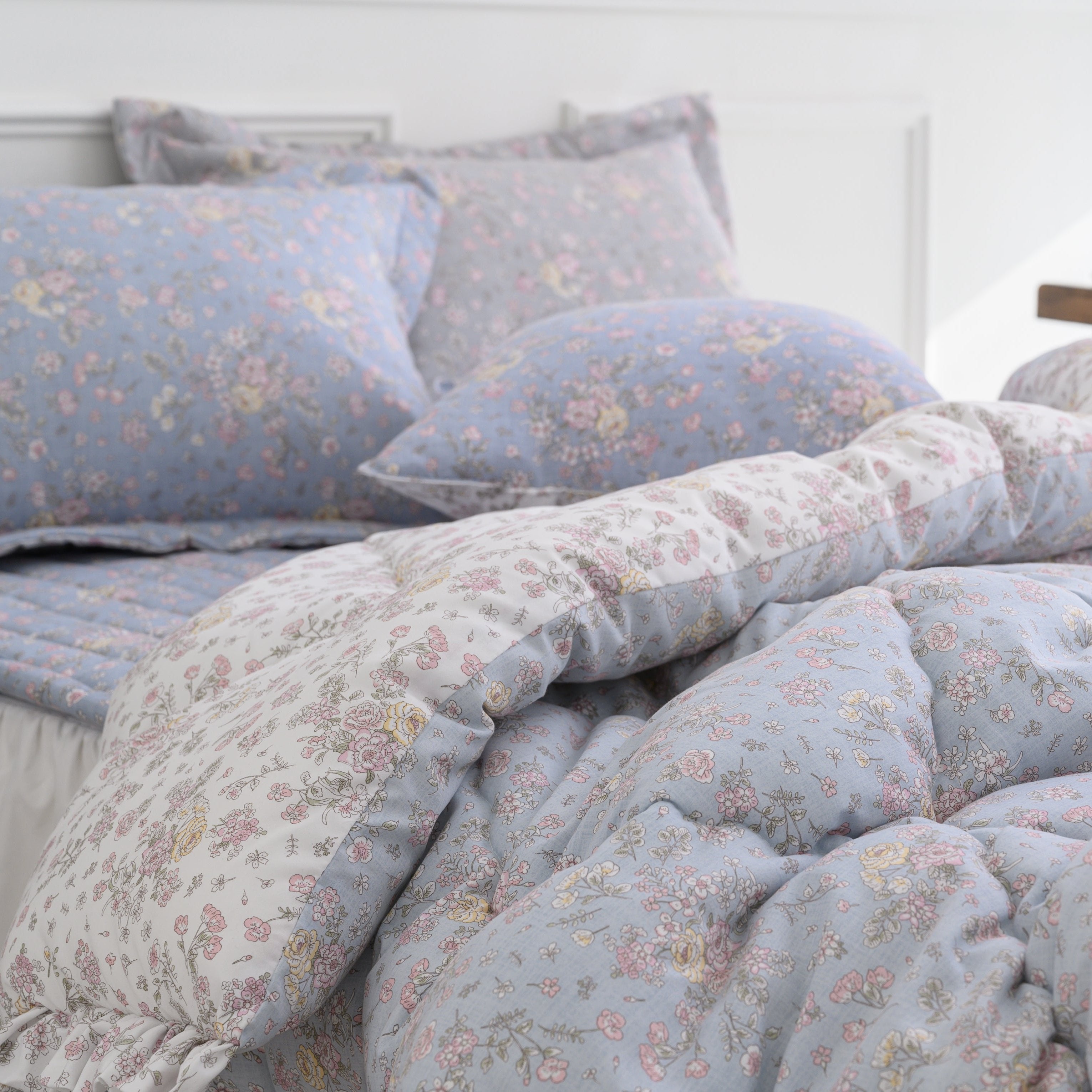 Aurora Semi-Micro Quilt | Korean-Made | Floral Design | All-Season Comfort | One-Piece Construction | Soft and Durable | Easy to Wash