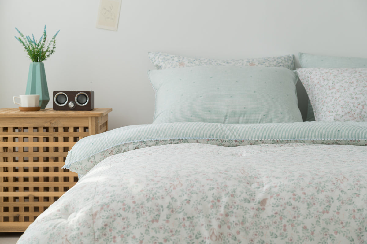 Bandi Micro Modal Quilt – Pink, close-up bedroom view