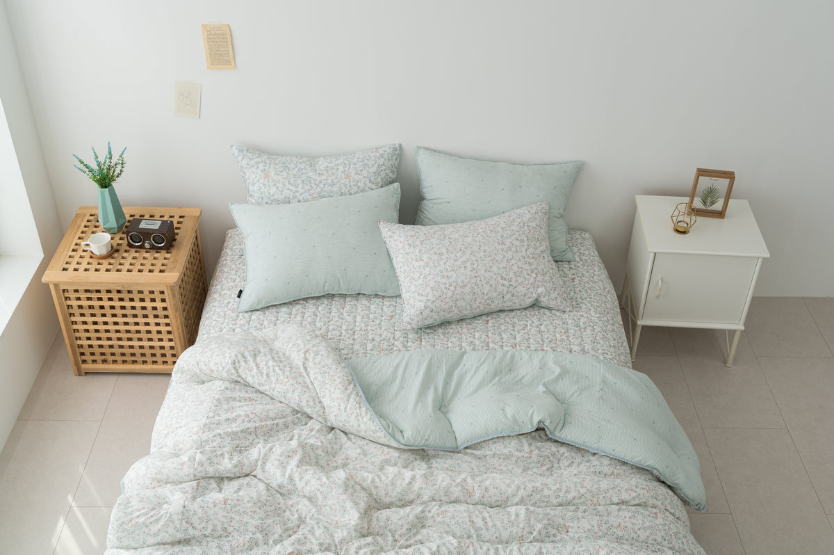 Bandi Micro Modal Quilt – Pink, full bedroom view